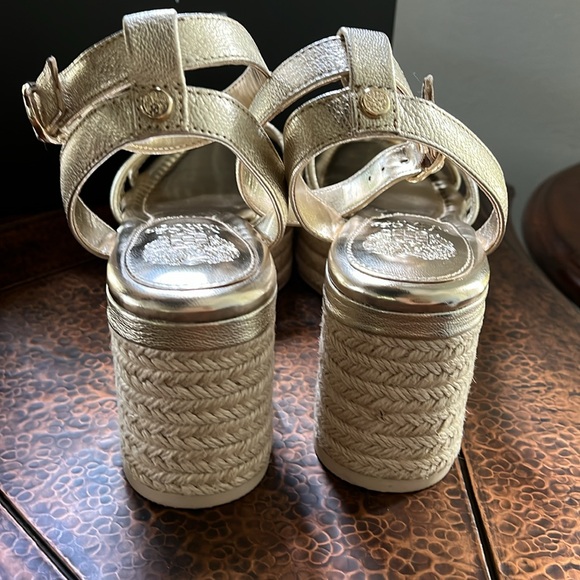 VINCE CAMUTO WEDGE SANDALS - Picture 8 of 9